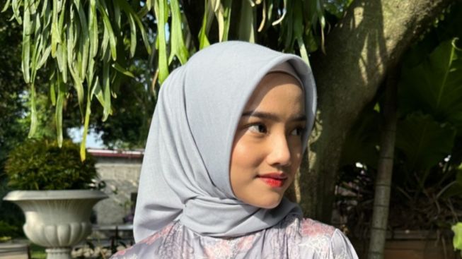 Fuji Tampil Cantik Pakai Hijab, Gaya Busana Gen Halilintar Cewek Kena Sentil: Kayak Ahjuma Cari Kerang di Pantai