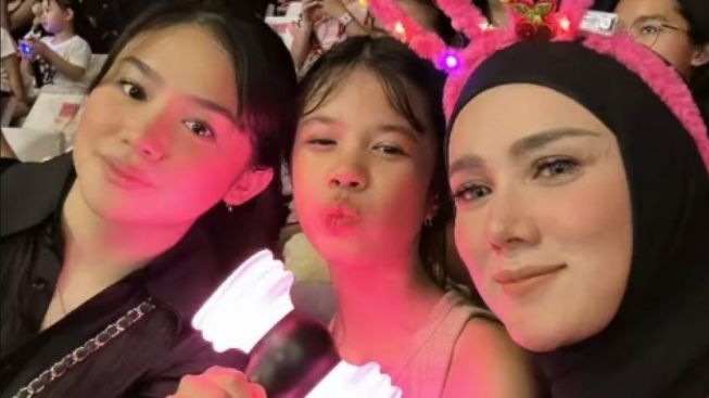 Mulan Jameela Nonton Konser Blackpink Bareng Dua Putrinya, Dinyinyiri Warganet: Jauh Banget Panggungnya