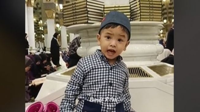 Gemes Banget! Begini Aksi Gala Sky Main Tiktok Bareng Teman-temannya Saat Umrah