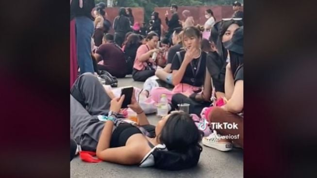 Shenina Cinnamon Rebahan di Aspal Tunggu Konser BLACKPINK, Netizen Ngakak: Berasa Setongkrongan