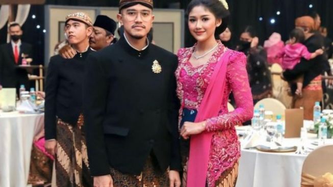 Kaesang Pangarep Cosplay Jadi Tukang Parkir, Warganet Ngakak: Kenapa Erina Gudono Mau Ya?