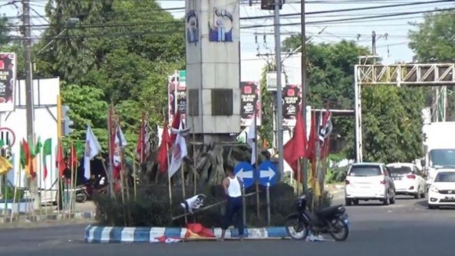 Viral Pria Mengamuk Copot dan Bakar Bendera Partai Politik, Malah Didukung Warganet: Mengganggu Pemandangan