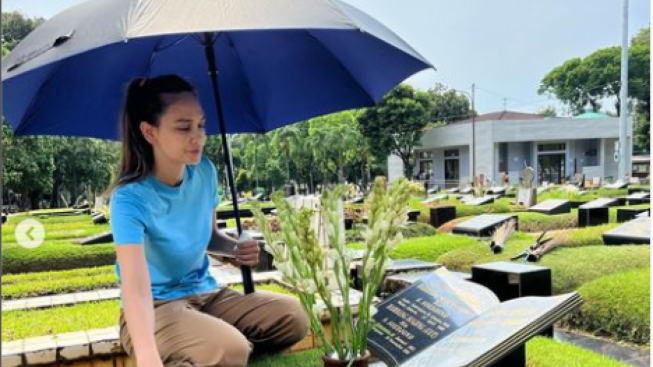 Luna Maya Ziarah ke Makam Ayah, Netizen Malah Salfok ke Payung