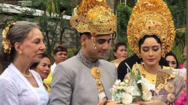 Laura Theux Akhirnya Menikah dengan Sahabatnya, Pakai Adat Bali dengan Prosesi Potong Gigi