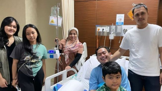Muzdalifah Jenguk Nassar di Rumah Sakit: Aku Sayang dan Cinta Papah dari Anak-anak