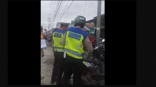 Viral Emak-Emak Ngamuk ke Polisi Gegara Anaknya Ditilang: Buka Helm, Kau!