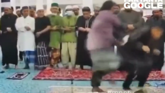 Viral Imam Masjid Diserang ODGJ Saat Salat, Netizen Sebut Orang Dalam Gangguan Iman?