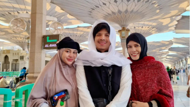 Tak Terekam Kamera, Tante Atta Halilintar Bocorkan Kemesraan Sang Keponakan dengan Aurel Hermansyah saat Umrah