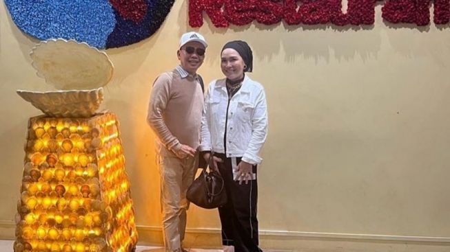 Ayah dan Ibunda Ayu Ting Ting Unggah Momen Jalan-Jalan Pakai Mini Cooper, Publik: Loh Katanya Punya Tetangga