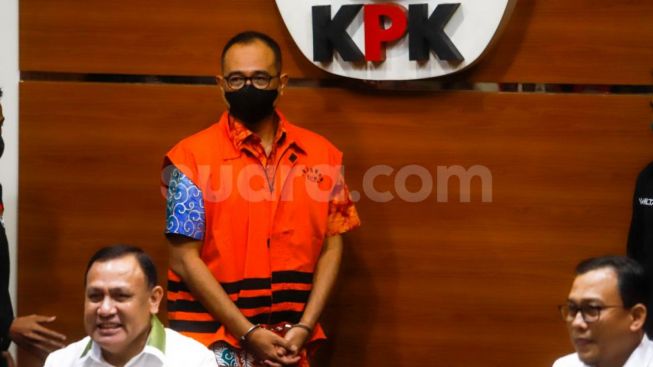 Susul Mario Dandy, Rafael Alun Resmi Ditahan dan Pakai Baju Oranye