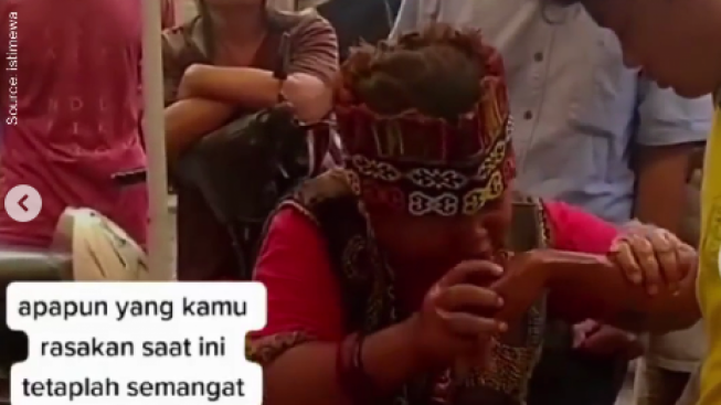 Momen Ida Dayak Luruskan Tulang Pasien yang Bengkok dalam Waktu Singkat, Netizen Malah Ngilu