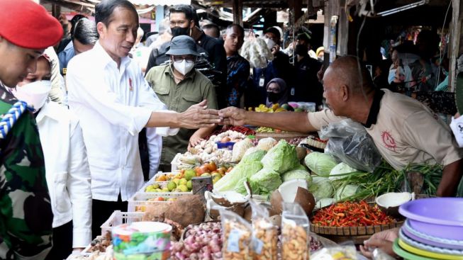 Jokowi Cek Harga Kebutuhan Pokok di Pasar Sambonggede: Dibandingkan Kabupaten dan Provinsi Lain di Sini Paling Murah