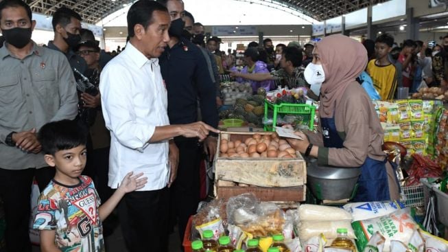 Ajak Jan Ethes, Jokowi Cek Harga Bahan Pokok di Pasar Legi Solo: Secara Umum Harga Turun