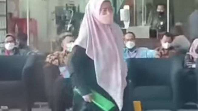 Diperiksa KPK, Penampilan Istri Sekda Riau Berubah dari Modis Jadi Syar'i, Netizen: Jangan Tertipu