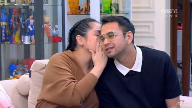 Jahil Banget! Raffi Ahmad Lepas Pengait Bra Nagita Slavina saat Live Saurans