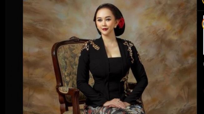 Aura Kasih Foto Pakai Kebaya di Momen Hari Kartini, Netizen Sebut Bak Putri Kerajaan Jawa