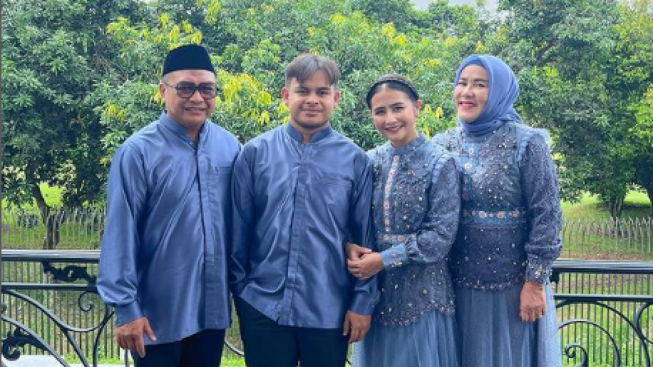 Unggah Foto Keluarga di Hari Lebaran, Adik Prilly Latuconsina Bikin Salfok Netizen: Mirip Fadil Jaidi