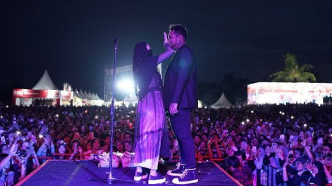 Sudah Memutuskan Pakai Cadar, Outfit Inara Rusli saat Diajak Virgoun Naik Panggung Kena Cinyir