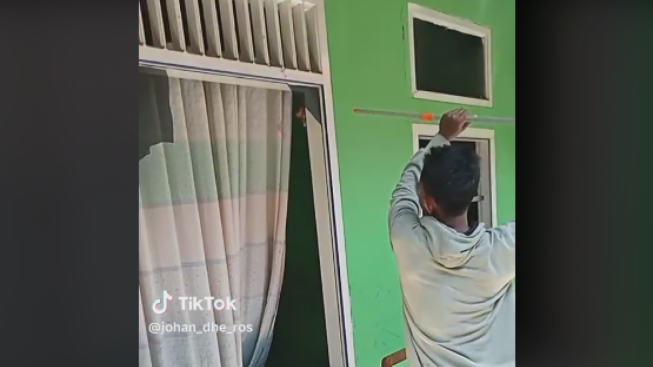 Viral Video Pria Ngamuk Hancurkan Jendela Rumah, Diduga karena Ditinggal Menikah Kekasih