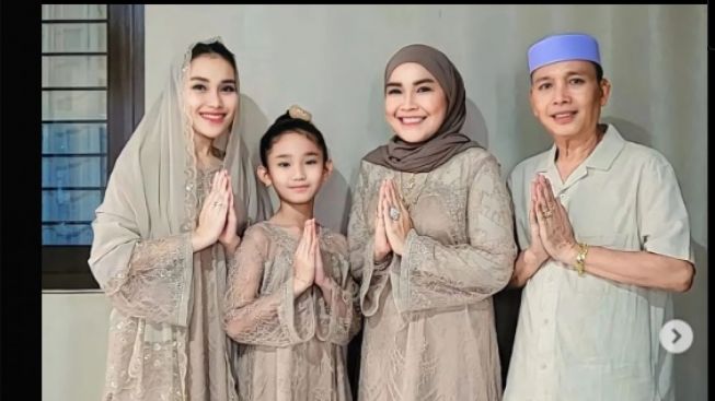 Ibunda Ayu Ting Ting Kepergok Tak Pakai Hijab, Netizen: Astaghfirullah Jilbabnya Kemana Bu?