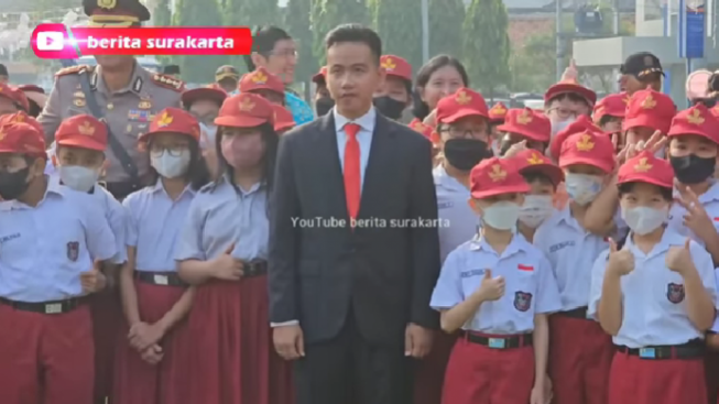 Salut! Gibran Rakabuming Langsung Turun Lapangan Tengok Siswa yang Sakit di Belakang Barisan Upacara Hardiknas