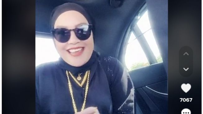 Umi Kalsum Ibu Ayu Ting Ting Joget Sambil Pamerkan Perhiasan Emas, Netizen Bandingkan dengan Mama Rieta