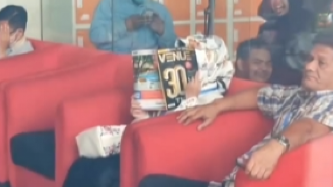 Disorot Kamera, Kadinkes Lampung Reihana Tutupi Wajah Pakai Majalah Saat Diperiksa di Kantor KPK