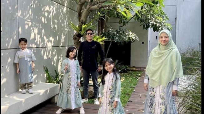 Gugat Cerai Natasha Rizky, Netizen Singgung Momen Desta Tak Seragaman Dengan Istri dan Anak Saat Lebaran: Kayaknya Sudah Spoiller Tipis-tipis