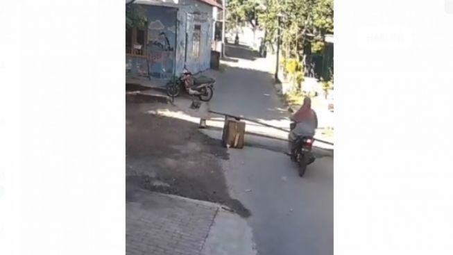 The Power of Emak-Emak Naik Motor, Jalanan Ditutup Palang Bambu Masih Aja Diterobos