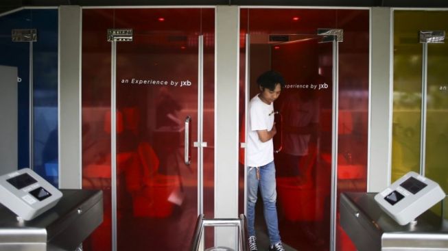 Jakarta Punya Toilet Transparan Ala Jepang, Warganet Tebak-Tebakan Akan Bertahan Berapa Lama