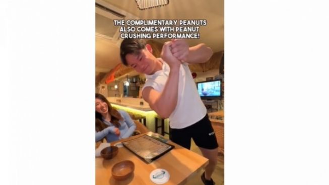 Viral Macho Bar di Jepang, Sensasi Makan Dilayani Lelaki Kekar dan Berotot