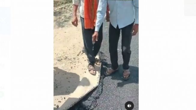 Prank Banget, Jalanan di Desa Ini Ternyata 'Diaspal' Pakai Karpet