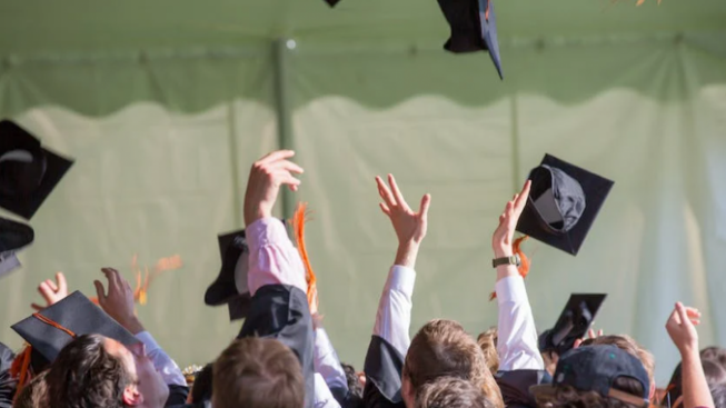 Pemerintah Akhirnya Keluarkan Aturan Tak Wajib Wisuda di TK-SMA, Netizen Tak Puas: Harusnya Dilarang