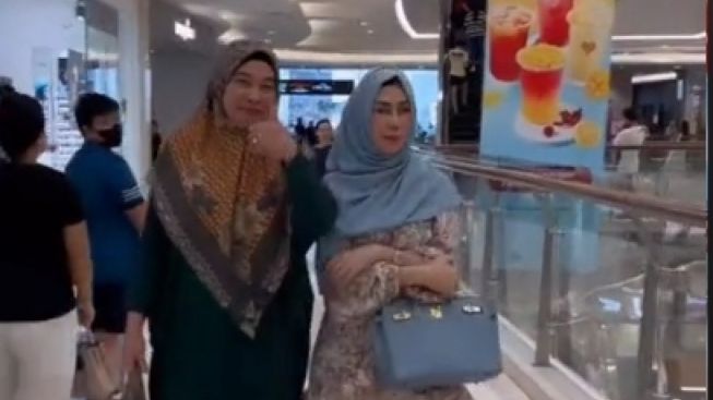 Mama Amy dan Ibunda Jeje Kepergok Ngemall Bareng, Publik: Berusaha Baik-Baik Saja, Tapi Tuhan Tidak Tidur