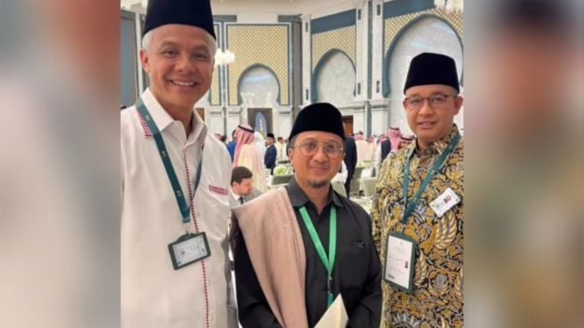 Ustadz Yusuf Mansur Pamer Foto Diapit Anies Baswedan dan Ganjar Pranowo di Mekkah: Nggak Ada Politik-politikan