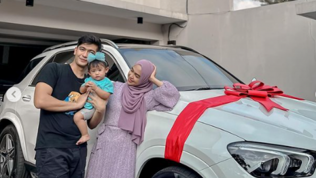 Mengintip Koleksi Mobil Mewah Ria Ricis, Ada Mercedes Benz untuk Moana