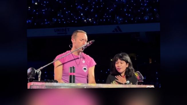 Bikin Heboh, Chris Martin Ajak Fans Asal Indonesia ke Atas Panggung Konser Coldplay