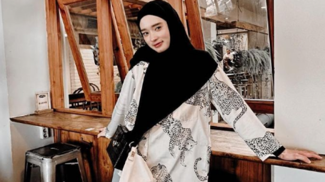 Wajah Dinilai Mirip, Inara Rusli Didukung Netizen Berjodoh dengan Pengacara Muda Ini