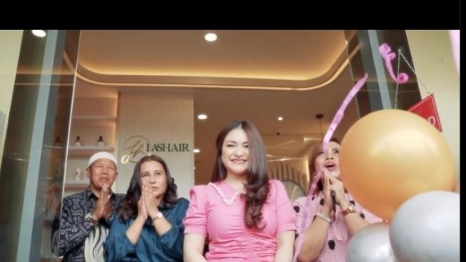 Nathalie Holscher Bagikan Momen Peresmian Usaha Salon Kecantikannya, Netizen: Nggak Ada Niatan Sumbang Hijab?