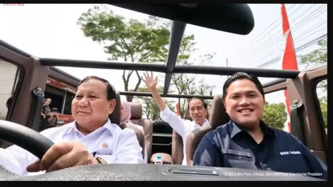 Momen Prabowo Supiri Jokowi, Ibu Negara dan Erick Thohir Naik Maung Tinjau PT Pindad Malang