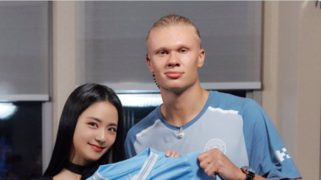 Ketemu Jisoo BLACKPINK, Erling Haaland Nurut Banget saat Diajari 'Flower Dance'