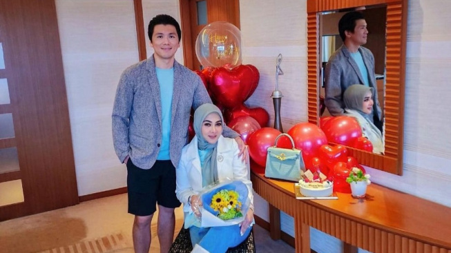 Unggah Ucapan Ulang Tahun Buat Istri, Warganet Curiga Instagram Reino Barack Dibajak Syahrini