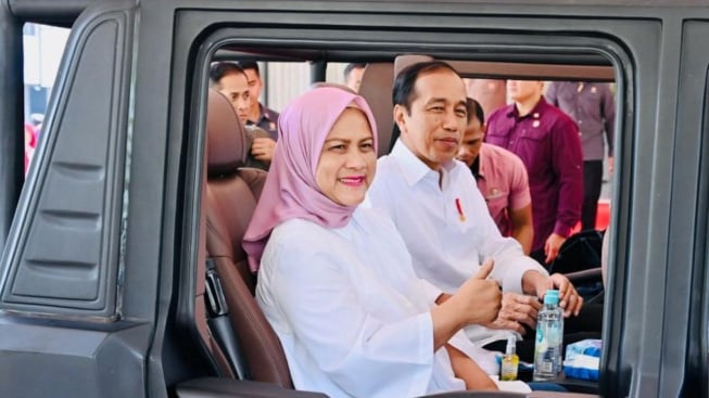 Momen Hangat Iriana Jokowi Dapat Kejutan Ulang Tahun Ke-60 dari Paspampres