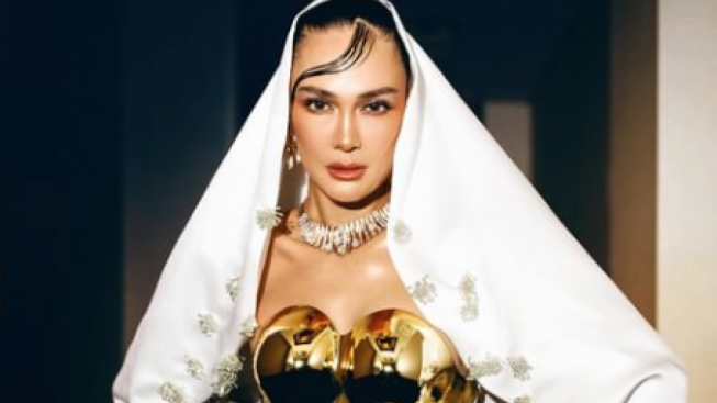 MUA Ini Ungkap Tantangan Merias Wajah Luna Maya