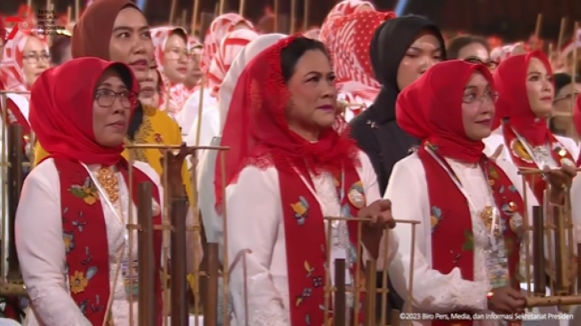 Anggun Gak Ada Lawan, Momen Iriana Jokowi Ikut Ribuan Orang Memainkan Angklung Hingga Pecahkan Rekor Guinness World of Record