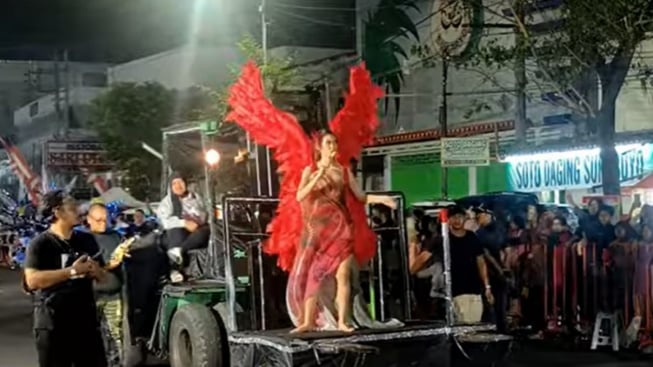 Random Banget, Yuki Kato Sapa Penonton di Jember Fashion Carnaval Sambil Makan Telur Gulung