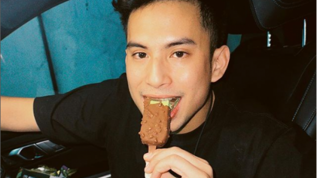 Okin Posting Foto Makan Es Krim Kayak Oklin Fia, Langsung Diserbu Komentar Kocak Netizen