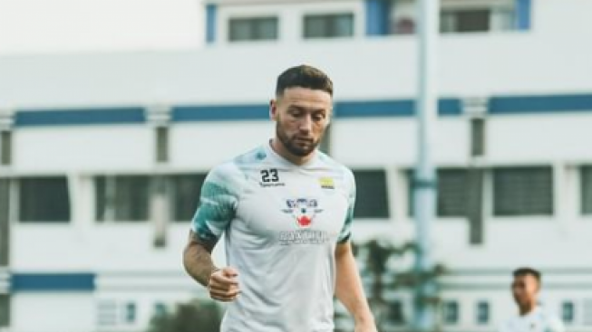 Gagal Kendalikan Emosi, Marc Klok Menyesal Lempar Botol ke Tribune Suporter Persis Solo