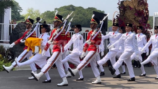 Sepatu Lepas Sebelah, Paskibraka Lilly Indiani Tetap Tersenyum Saat Membawa Baki Bendera Merah Putih