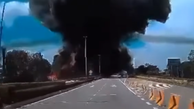 Breaking News: Detik-detik Pesawat Jatuh di Jalan Raya Malaysia, 10 Orang Tewas